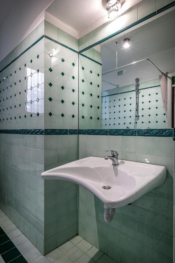 Yid Five Luxury Suites Apt With Secret Garden Apartamento